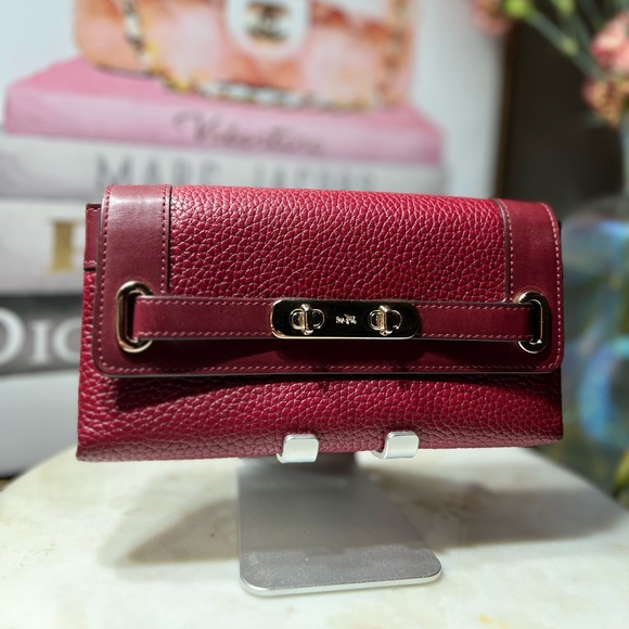 COACH Swagger Black Cherry Red
Wallet in Pebble Leather - Picture 3 of 9